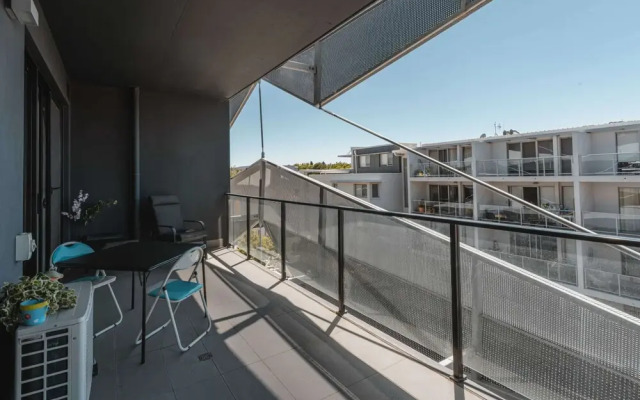 Lonsdale St 1-bed Unit With Study Area and Parking