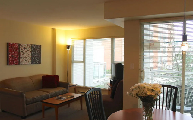 910 Beach Avenue Apartment Hotel