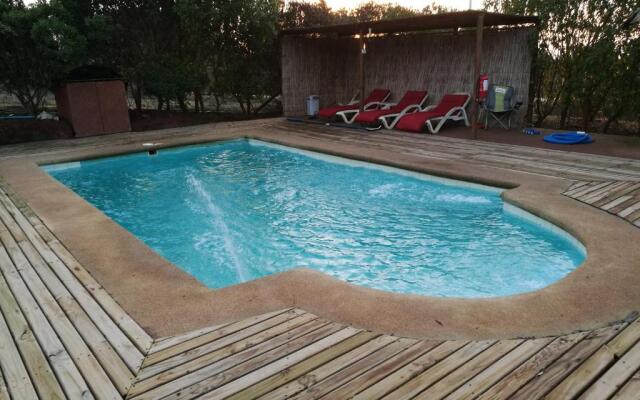 lodge con piscina privada, parcela de campo.