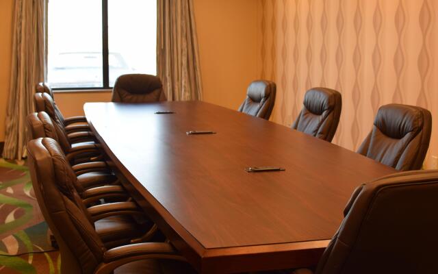 Holiday Inn Express Hotel & Suites Pratt by IHG