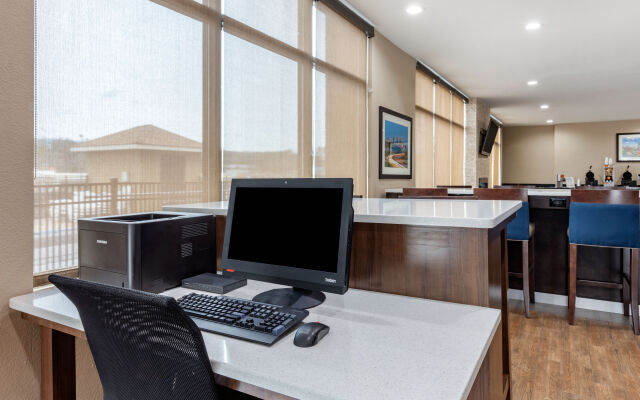 Quality Inn & Suites near Lake Eufaula