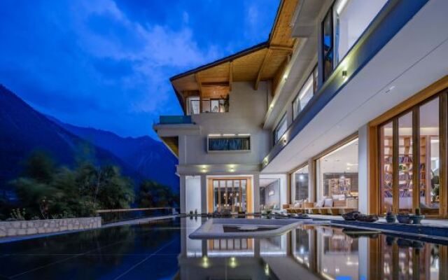 Hailuogou Luanxi Hidden Mountain Snow Mountain Scenic Hot Spring Resort Hote