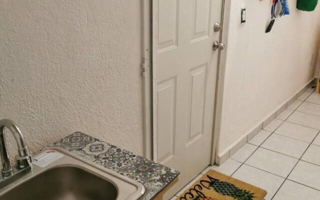 Lovely studio apartment with balcony AC & wi-fi, minutes from downtown!