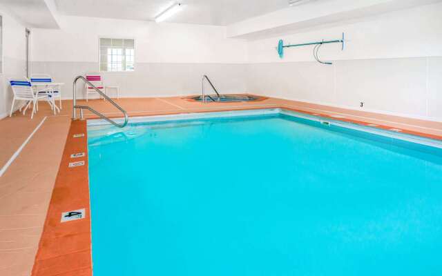 Microtel Inn & Suites by Wyndham Lincoln