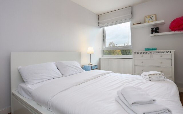 Light and Spacious 3 Bed Next to Victoria Park