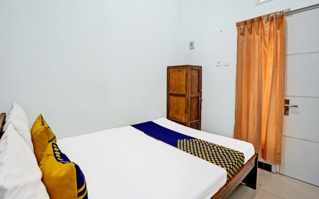SPOT ON 93943 Sakinah Homestay Bromo Syariah Near Rest Area Wringinanom