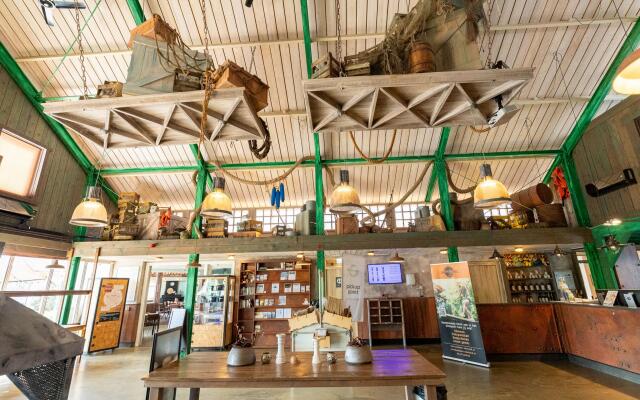 Thatched Holiday Home With two Bathrooms Near the Sea