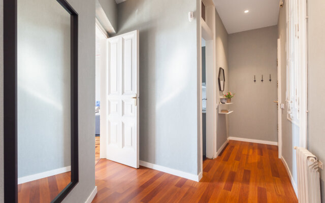 Sol in Barcelona with 2 bedrooms and 2 bathrooms