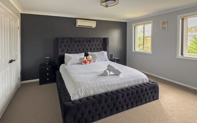 Kozyguru | Prestons Dream Holiday House + Parking