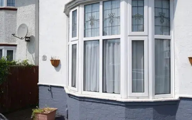 Lovely 1 Bedroom Apartment with Free Parking