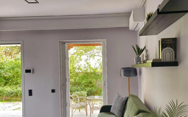 Newly Renovated Garden view apartment!!