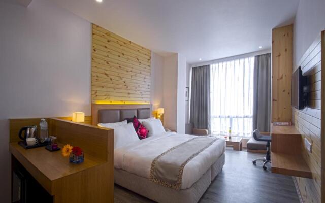 Allison Dechen and Palmo Hotel