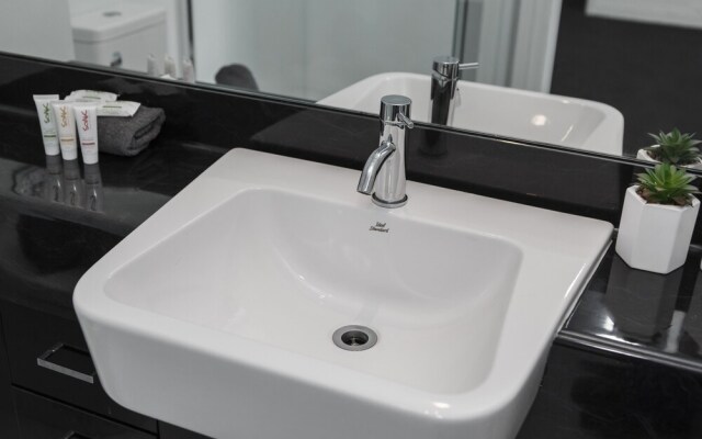 Heart of Theatre District - Pool & Gym