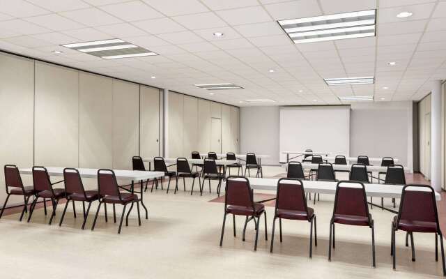 Ramada by Wyndham Richland Center