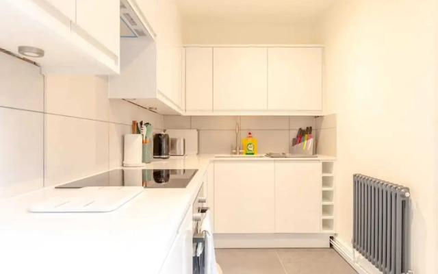Beautifully Presented 2BD Flat W/patio- Kensington