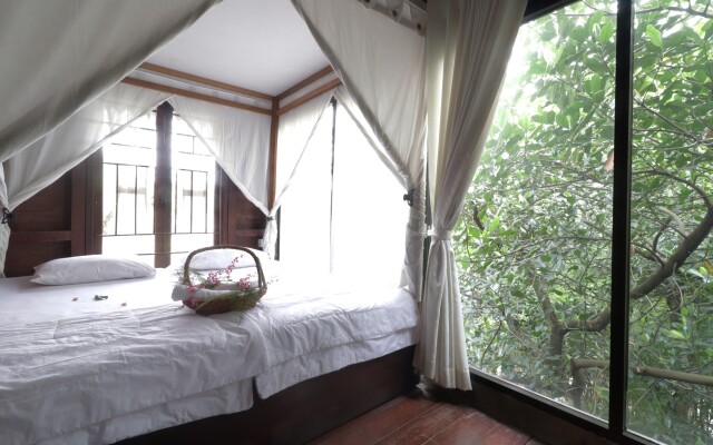 NILA HOUSE, Sharia Family Home Stay by ZUZU