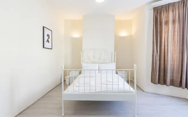 Spacious 4 Bed Apartment Near Tooting Gardens