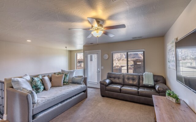 Sunny Ledgeview Retreat