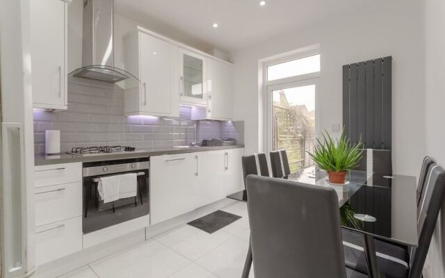 3 Bedroom House In Tooting With Garden