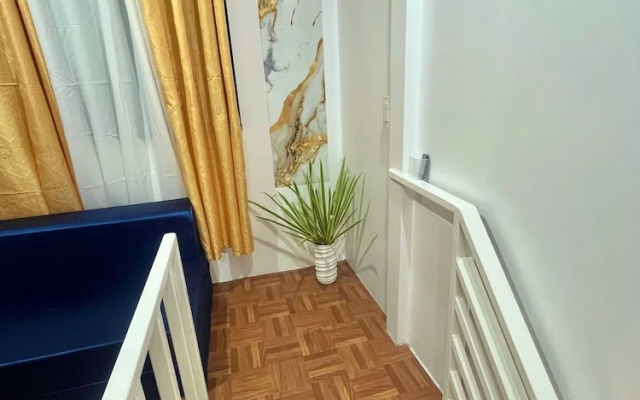 Bloomstone Urban Chill Cabin