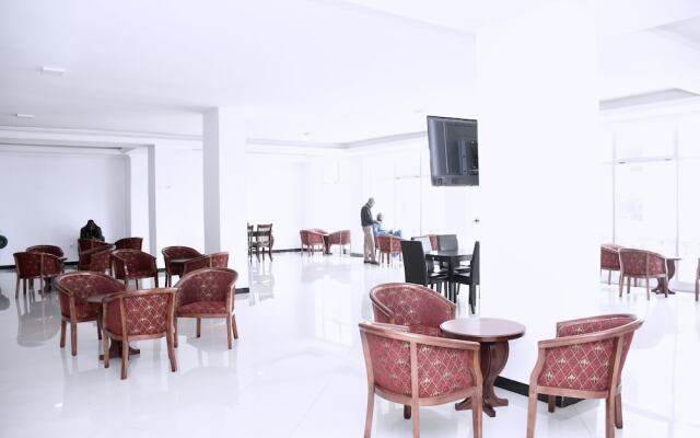 yellow apple hotel