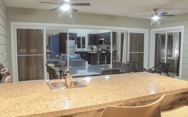 Stylish 3 Bedroom w/ Covered BBQ Area by the Pool