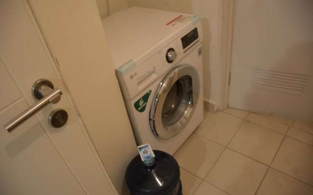 Homey And Cozy Stay 2Br At Casa Grande Apartment