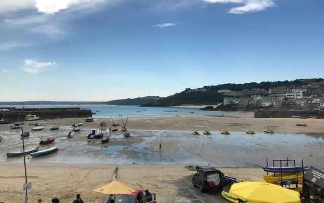 Modern studio apartment with stunning views!