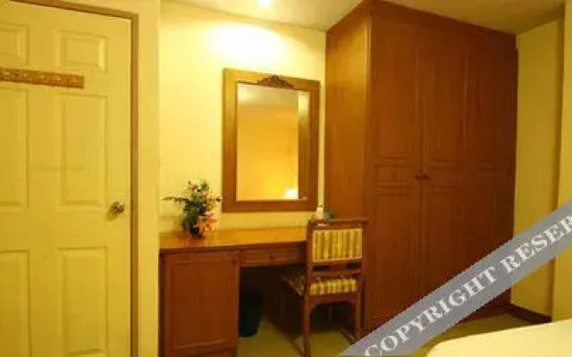 Omni Suites Apartment Hotel.