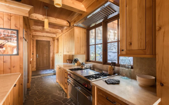 Hunter by AvantStay | Riverfront Cabin w/ Prvt Cottage | 10Mins from Squaw