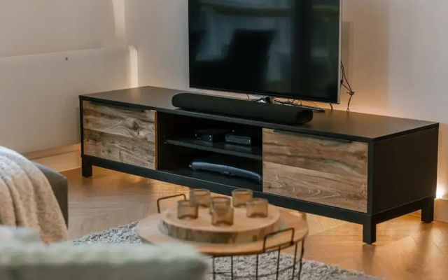Centrally Located Modern Apartment With Parking