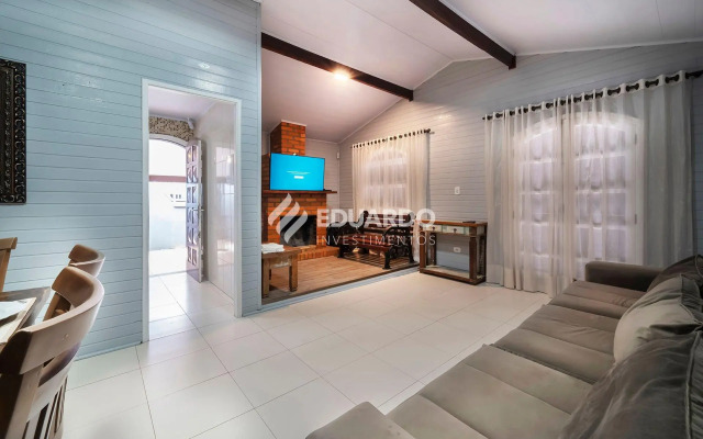 Piscina e jacuzzi a poucos metros do mar.