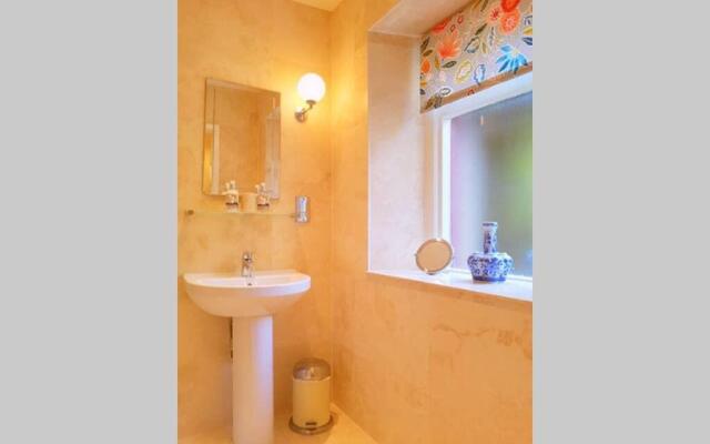 No 6 The Square Tearooms & Accommodation