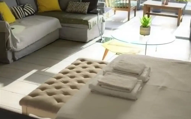 Stylish Boutique Loft With Private Balcony