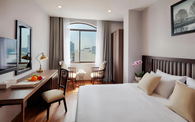 Happy Life Grand Hotel & Sky Bar