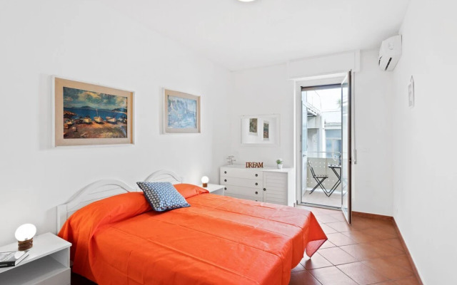 Lungomare Ciclopi Apartments With Balconies And Parking
