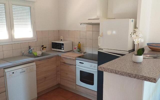 Maison T3 jardin proche remparts Aigues Mortes