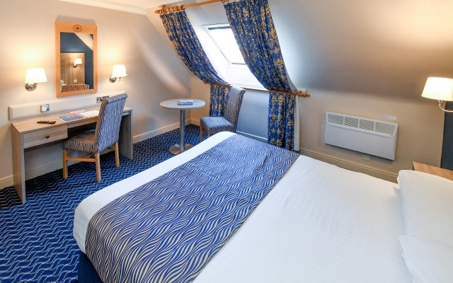 The Queens Hotel & Victoria Cloisters