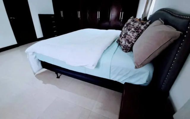 Stylish 3 Bedroom House Near Airport & Marina Mall