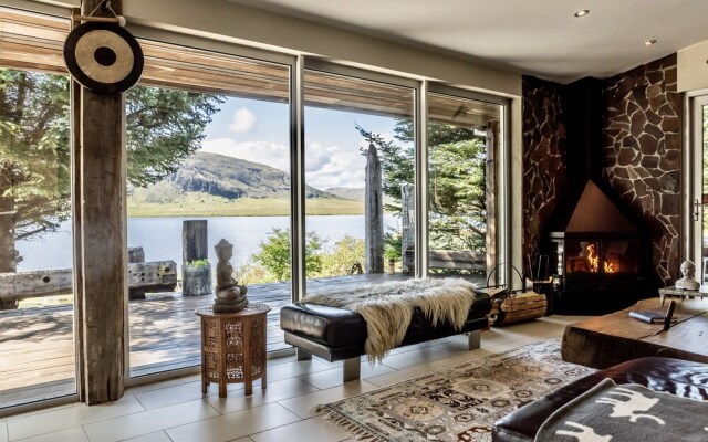 Álftavík Lakefront Villa