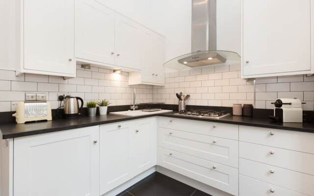 2 Bdr Queens Gardens by the Residences