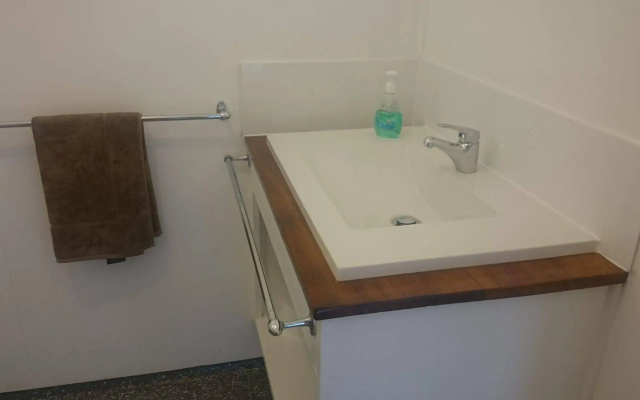 Dunkley's Place – Bathroom – Lake Eacham