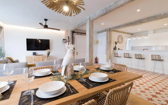 Amplio y moderno apartamento con tarima refrescante by Staynnapartments