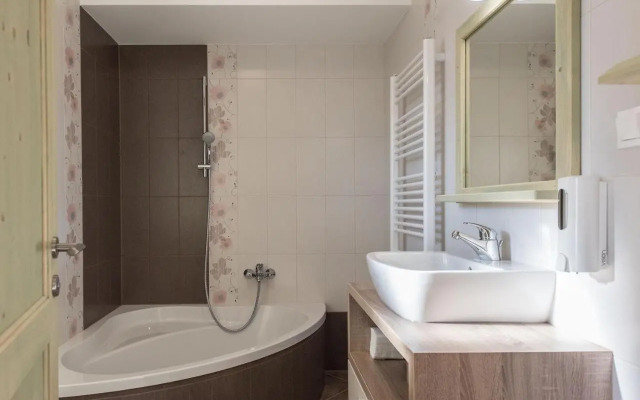 Apartments and rooms Tolc