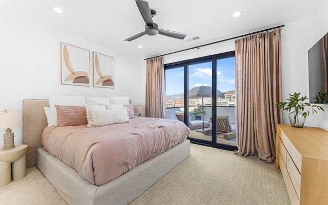 Sunny Days 7 Bedroom Home