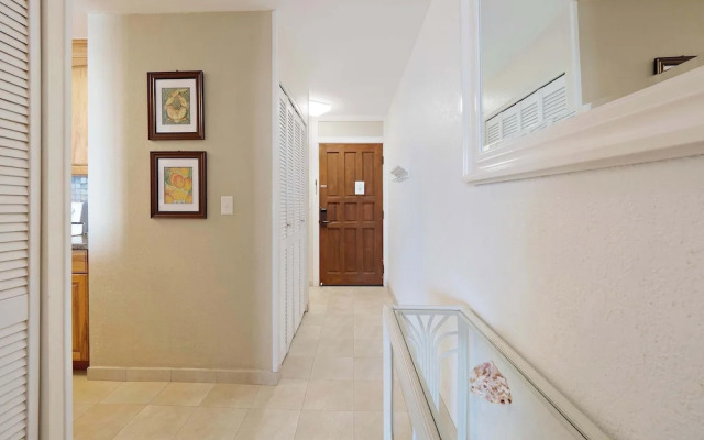 Kona Reef F2 Charming Oceanfront Condo for 4!