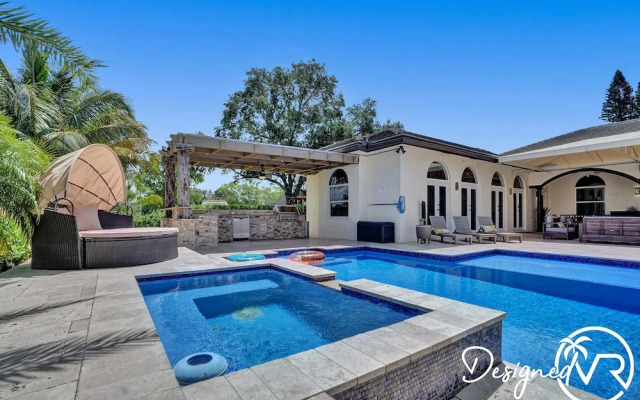 8-BR with Pool & Mini-golf & Soccer