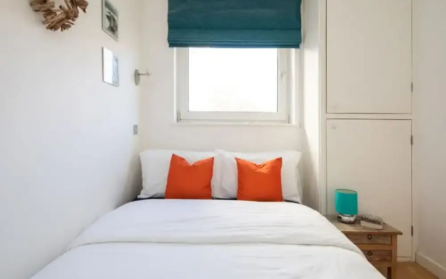 Sunny Modern Nr Beach Village w Parking