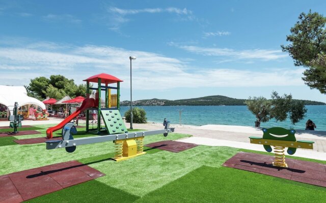 Tidy Apartment With Wifi, 4 km From City of Trogir