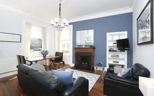 JOIVY Stunning Ground-floor 2bedrm New Town Apt